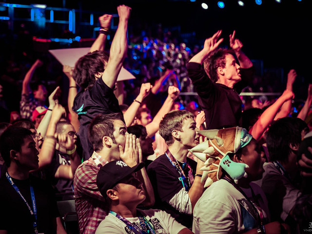 中场控球更 中场控球更